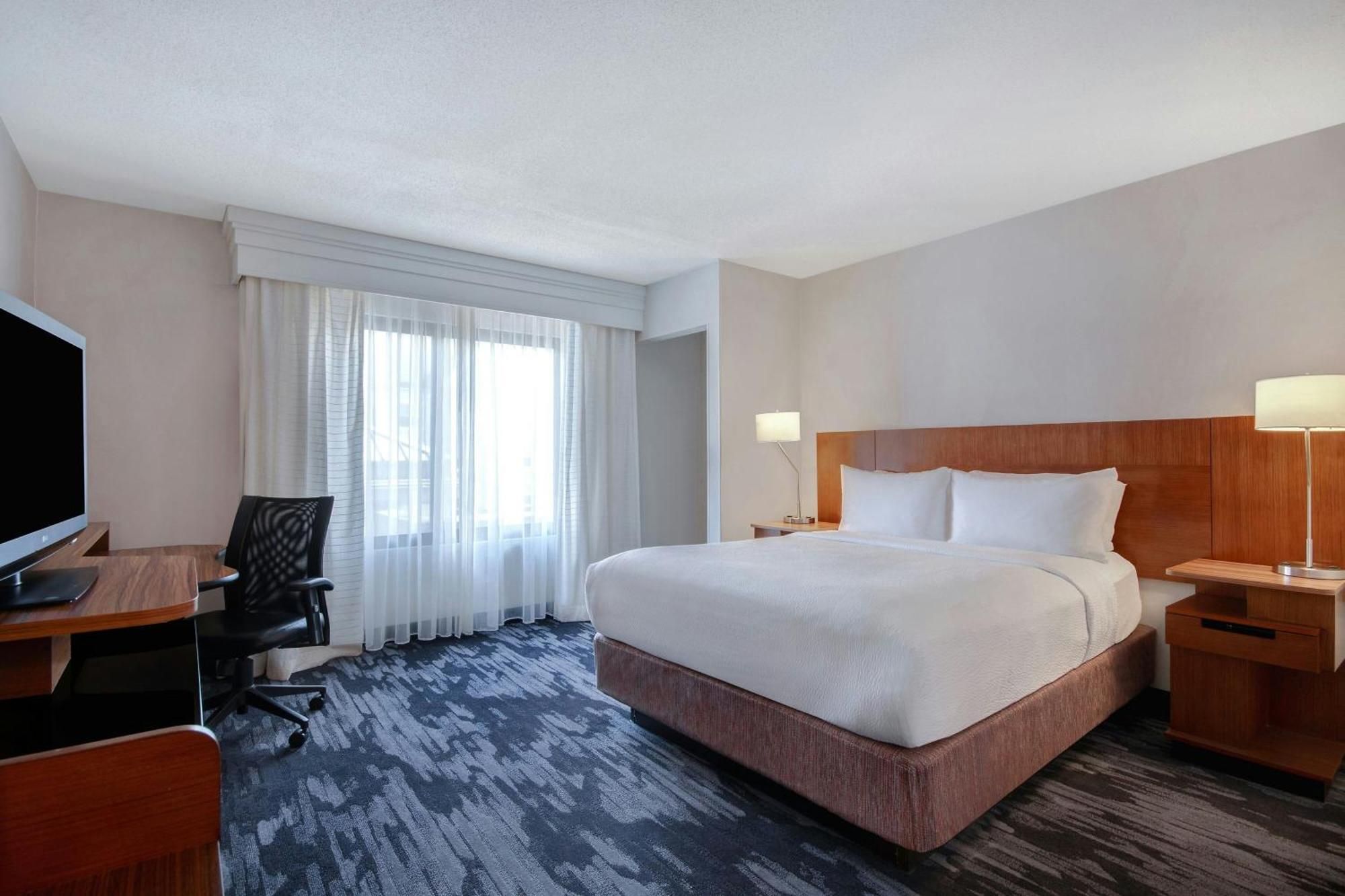 Queen Room with Bathtub - Mobility Access/Hearing Accessible
